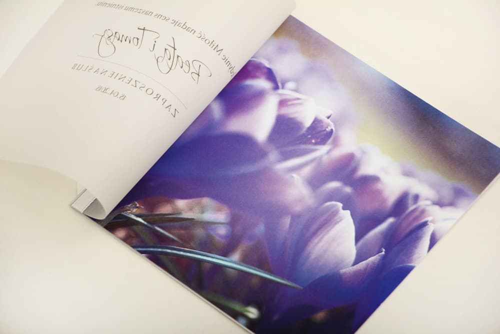 Carte d'invitation ouverte Elegant n° 14 avec texte et graphisme Intérieur du faire-part de mariage Elegant n° 14 avec motif fleurs violettes Amelia Wedding