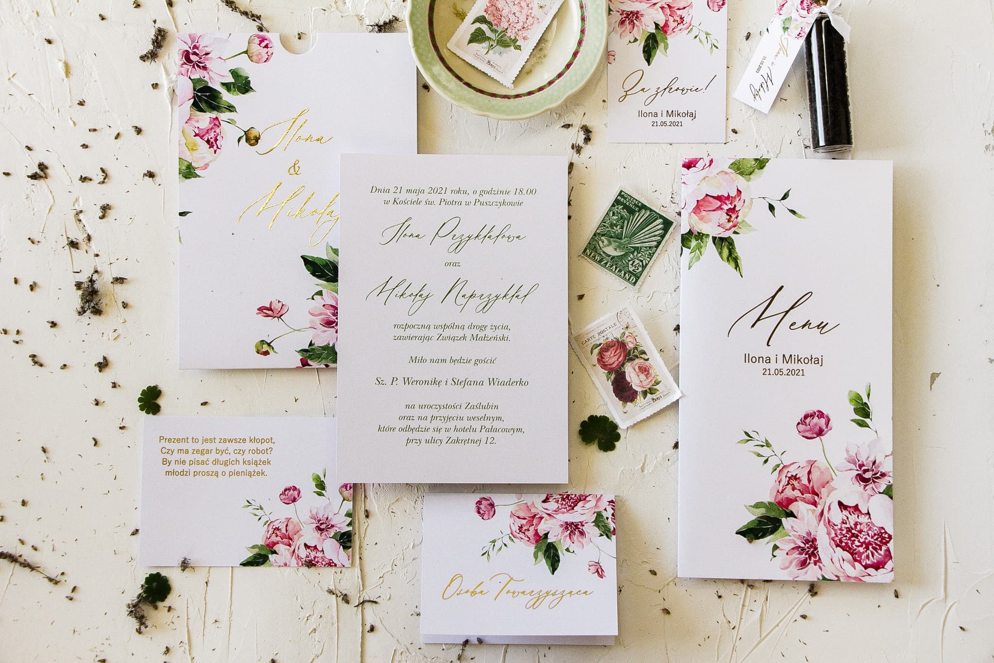 Ensemble de papeterie de mariage Serenity n° 3 avec motif de pivoines Faire-part de mariage doré Serenity n° 3 pivoines et étui Amelia Wedding