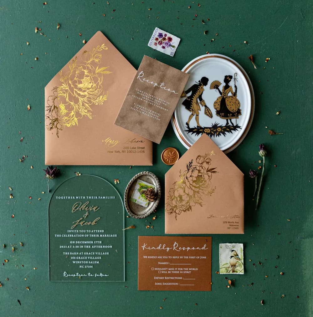 Faire-part transparent en forme d'arche avec dorure et accessoires cuivre Invitations de mariage sur plexiglas arche Fresco n° 6 ensemble avec enveloppe terracotta Amelia Wedding