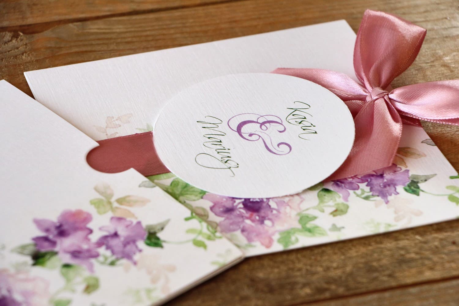 Invitation de mariage élégante sous étui avec ruban rose et motif floral Faire-part de mariage sous étui Fleurs Peintes n° 1 aquarelle violette Amelia Wedding