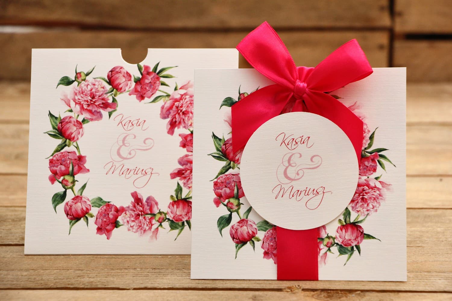 Faire-part de mariage carré Fleurs Peintes n° 15 avec nœud Faire-part de mariage avec étui, pivoine amarante et nœud Amelia Wedding