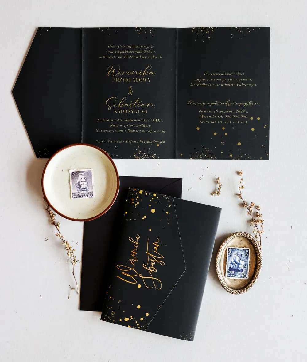 Faire-part noir dépliant avec motif ciel étoilé - collection Jadeit Faire-part de mariage noir glamour Jadeit n° 4 points dorés Amelia Wedding