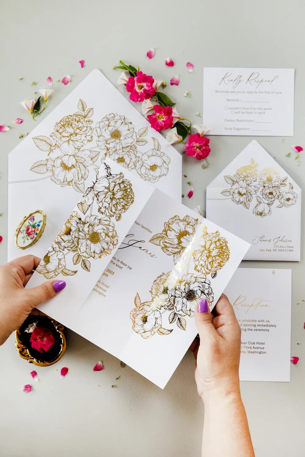 Faire-part de style glamour avec dorure PR14 Faire-part de mariage doré glamour PR14 fleurs blanches Amelia Wedding