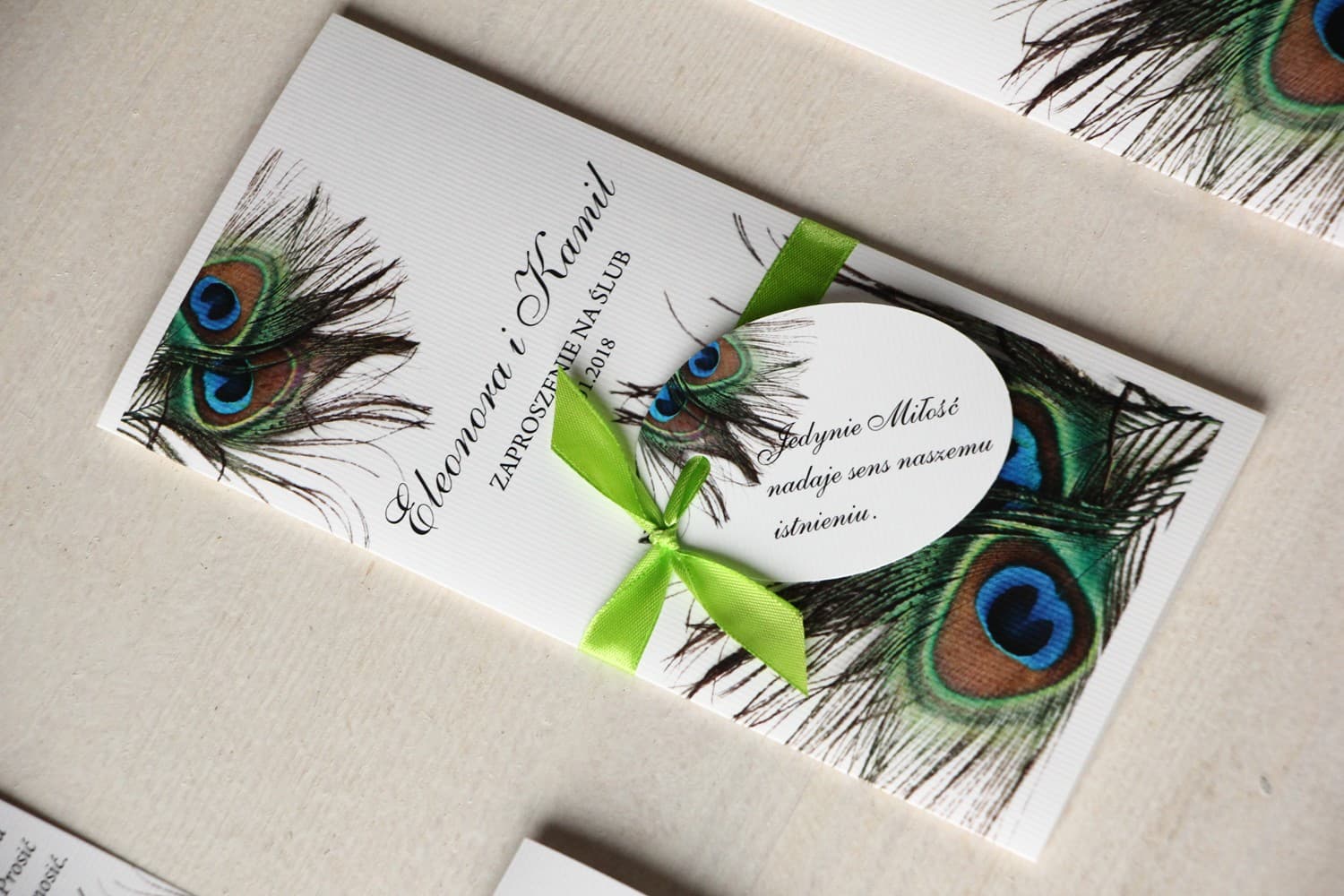 Faire-part de mariage plumes de paon - Magnet n° 1 Faire-part de mariage avec motif plumes de paon Magnet n° 1 ruban vert Amelia Wedding