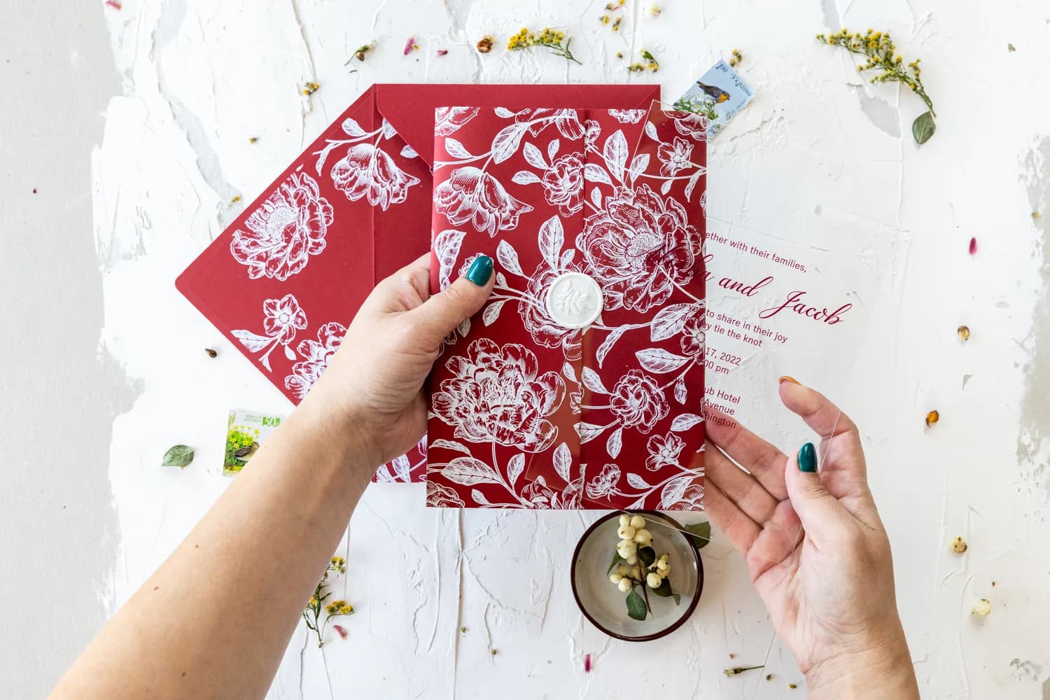 Faire-part de mariage glamour dans un bandeau rouge avec motif floral Faire-part de mariage rouge dans une pochette avec impression blanche PR31 Amelia Wedding