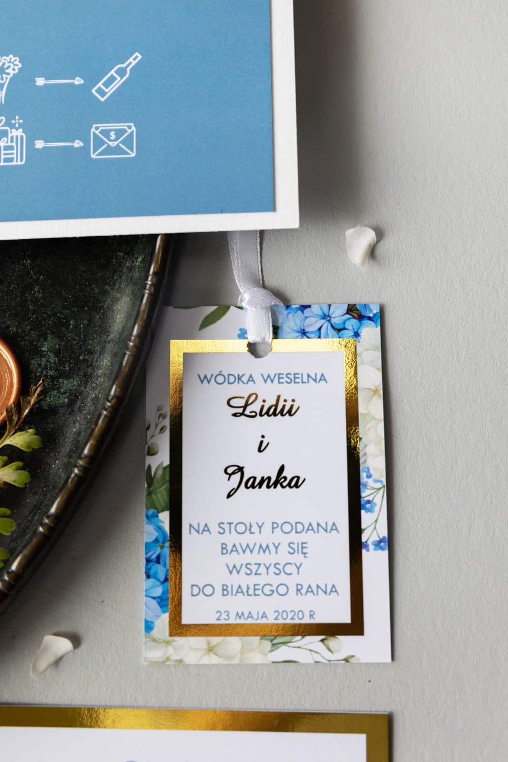 Vergoldete Flaschenanhänger mit blauer Hortensie | Hochzeitsetiketten | Avril Nr. 1