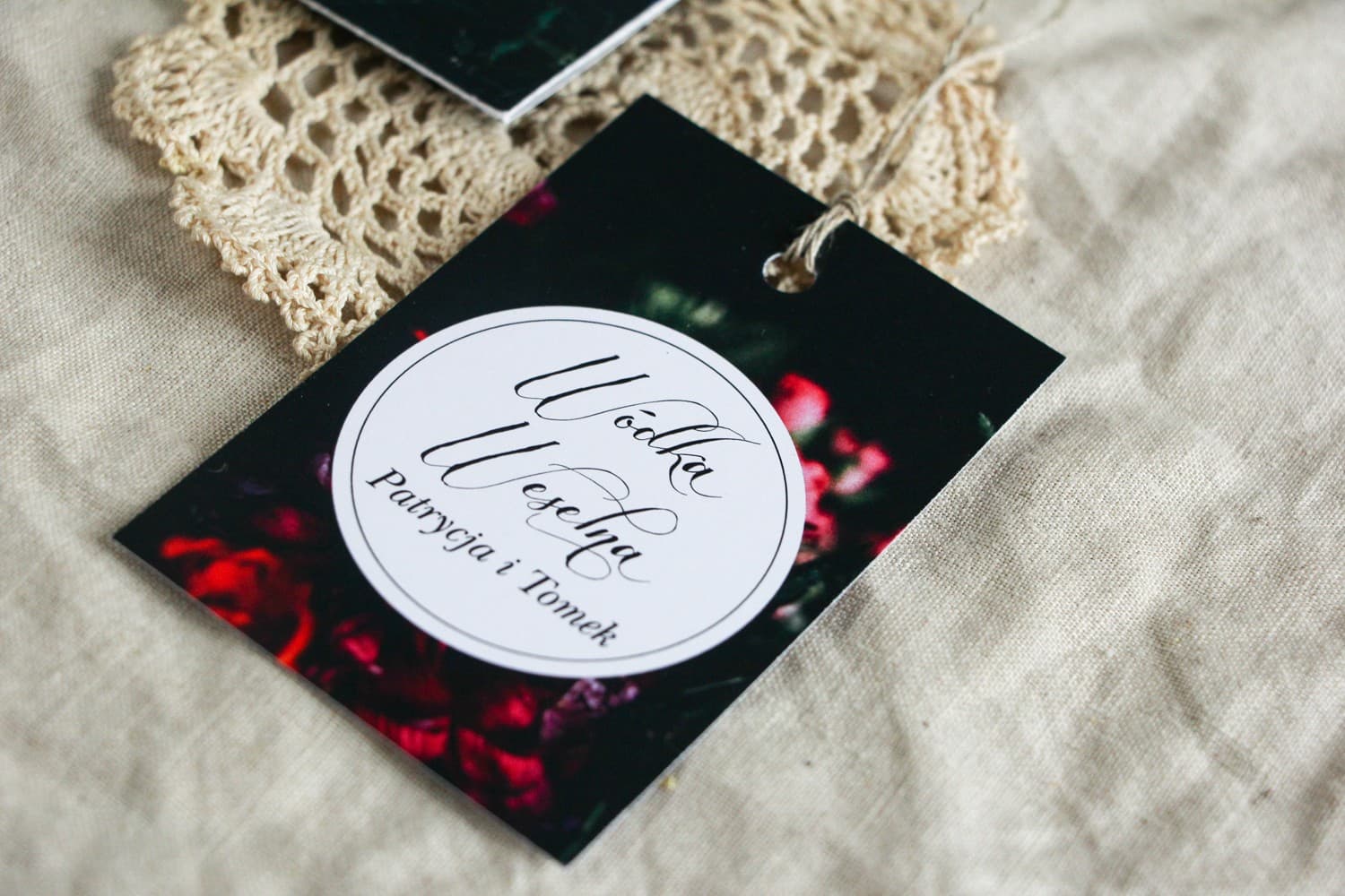 Elegante Flaschenanhänger mit weinroten Blüten | Anhänger für Hochzeitsalkohol | Botanik Nr. 5