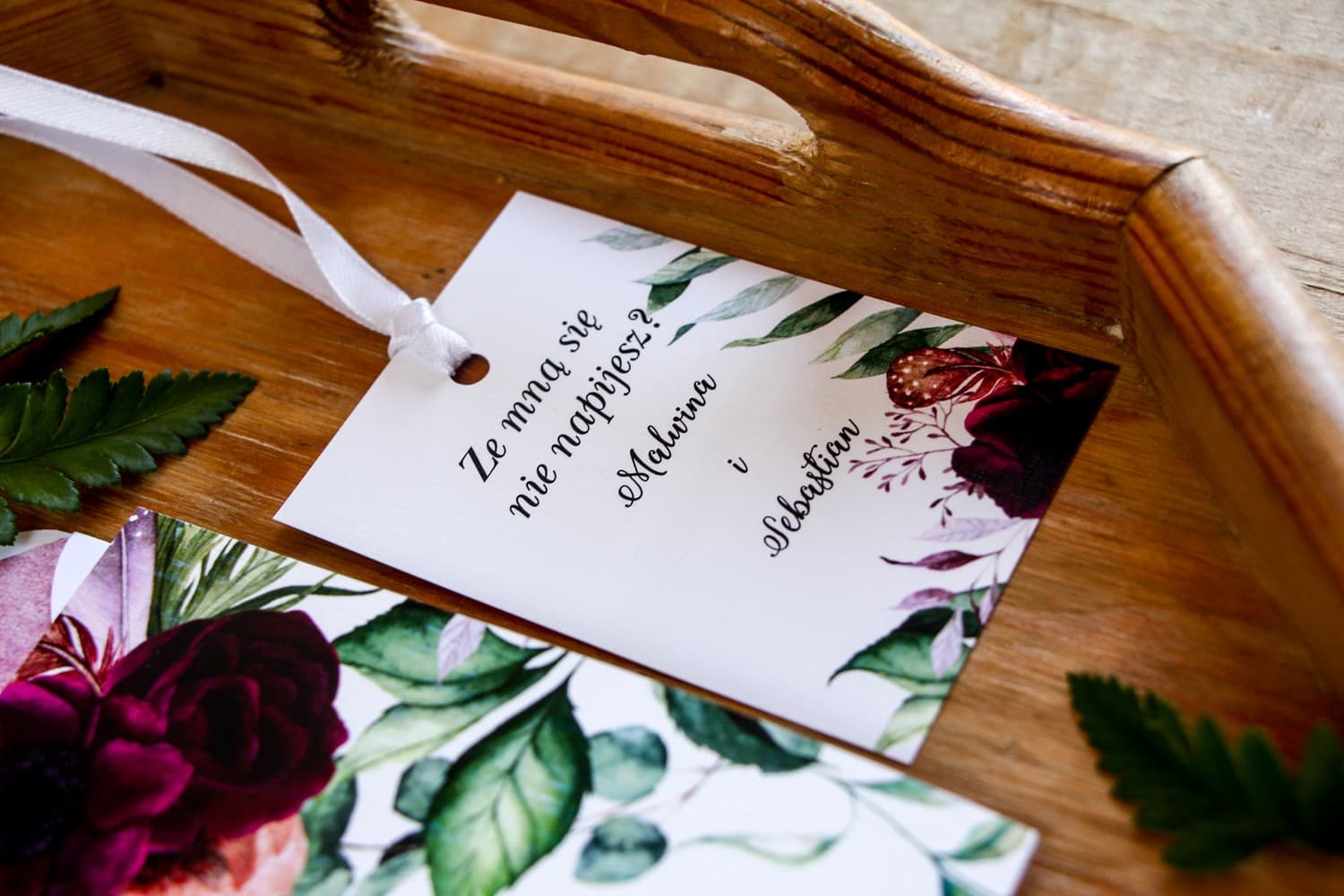 Flaschenanhänger für die Hochzeit mit burgunderroten Pfingstrosen | Personalisierte Etiketten | Rozalia Nr. 2