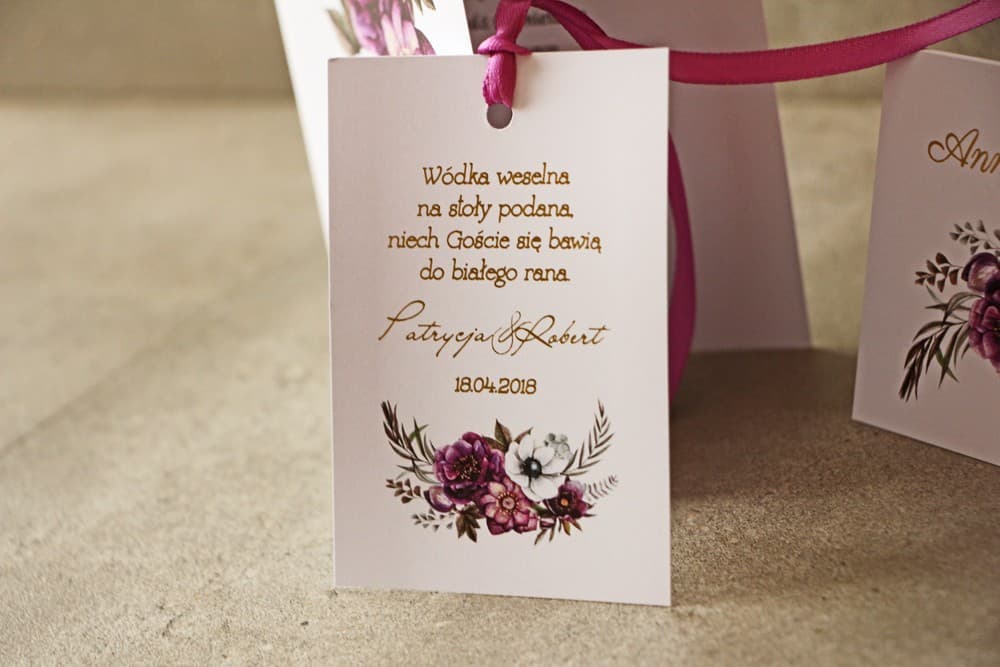 Violette Flaschenanhänger mit Goldfolienprägung und Anemonen | Elegante Anhänger für Hochzeitsspirituosen | Cykade Nr. 1