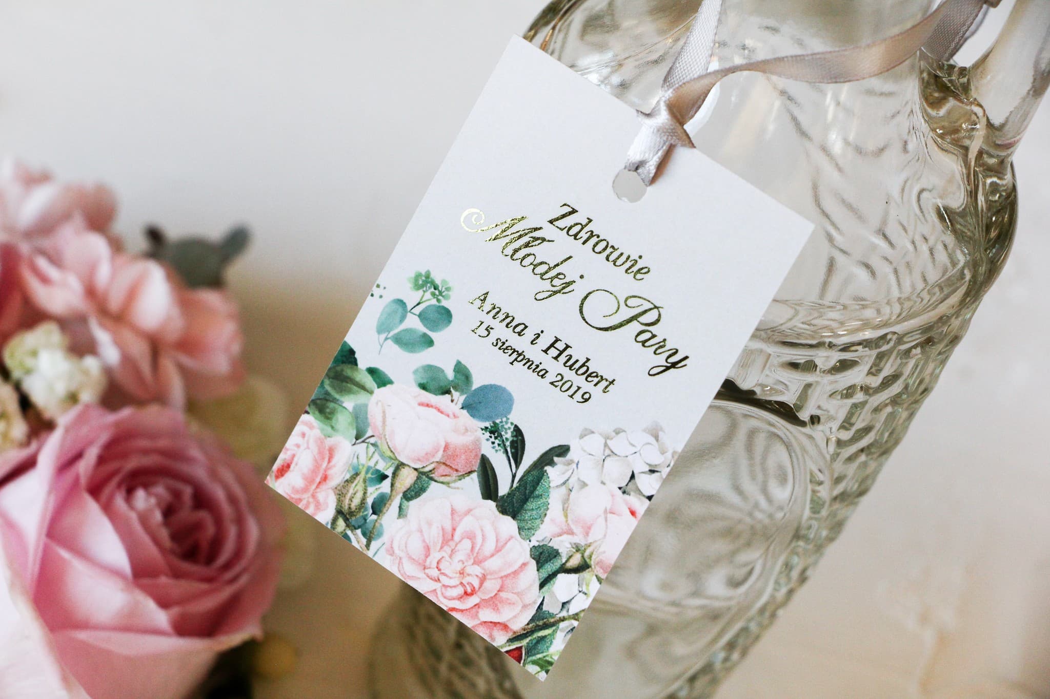 Vergoldete Flaschenanhänger mit Blumen | Elegante Etiketten für Hochzeitswodka | Szafirowe Nr. 2