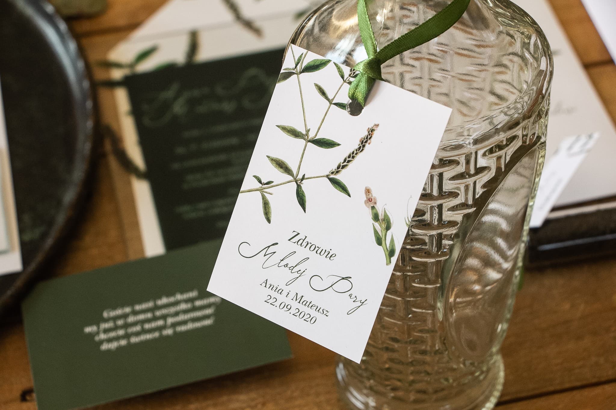 Elegante Flaschenanhänger mit grünem Zweig | Personalisierte Etiketten für Hochzeitsalkohol | Korani Nr. 9