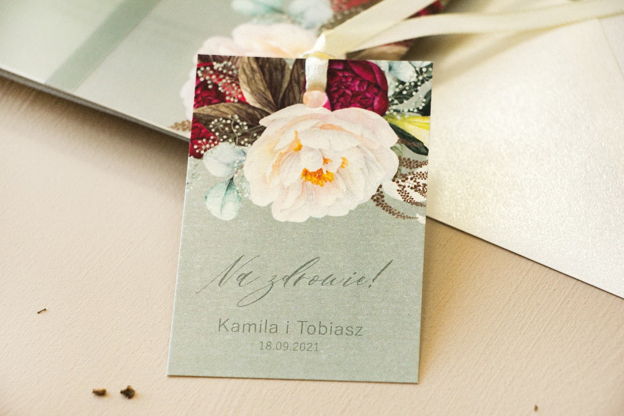 Flaschenanhänger für Hochzeit im Boho-Stil mit burgunderroter Pfingstrose, Personalisiert | Anhänger für Alkohol | Opal Nr. 9