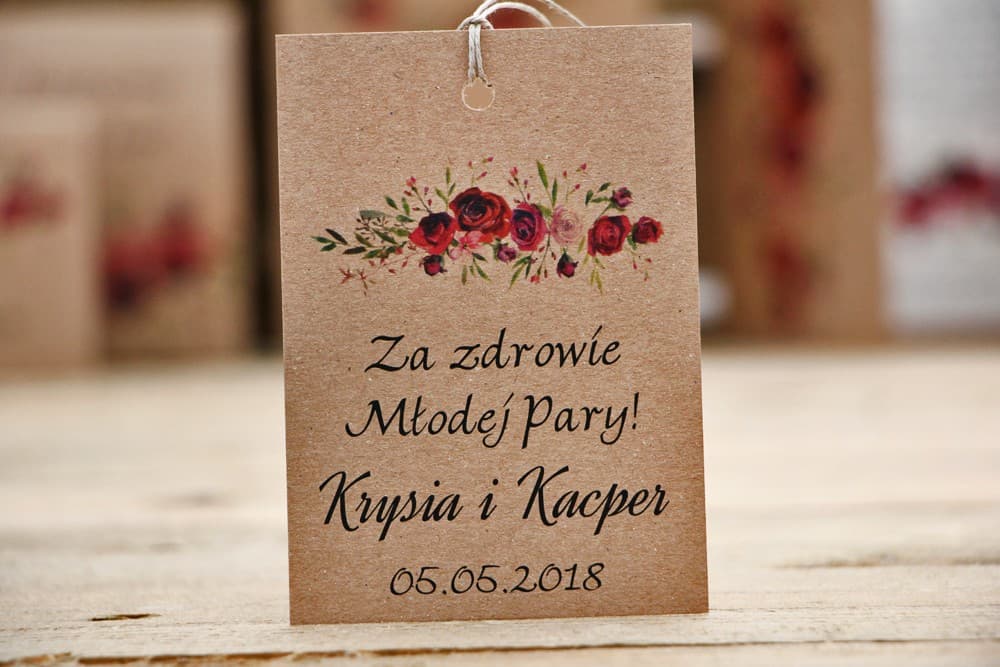 Flaschenanhänger für Hochzeit burgunderrote Rosen Feldblumen Öko | Personalisierte Anhänger für Alkohol | Owoce Leśne Nr. 3