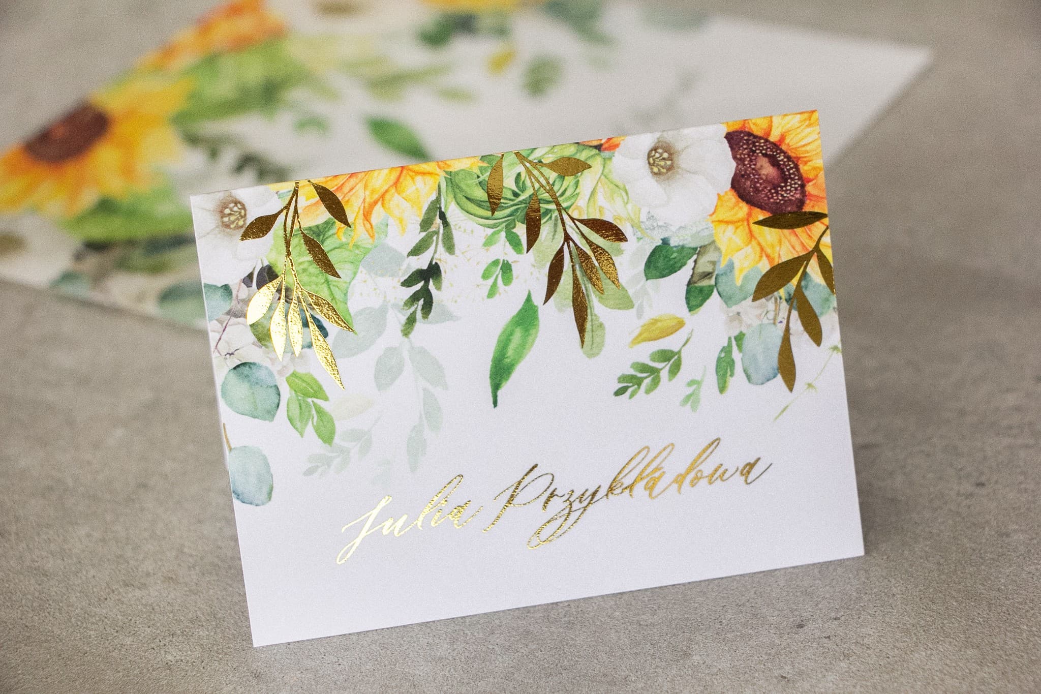 Tischkarten für die Hochzeit Rubin Nr. 7 – Vergoldetes Sonnenblumen-Motiv