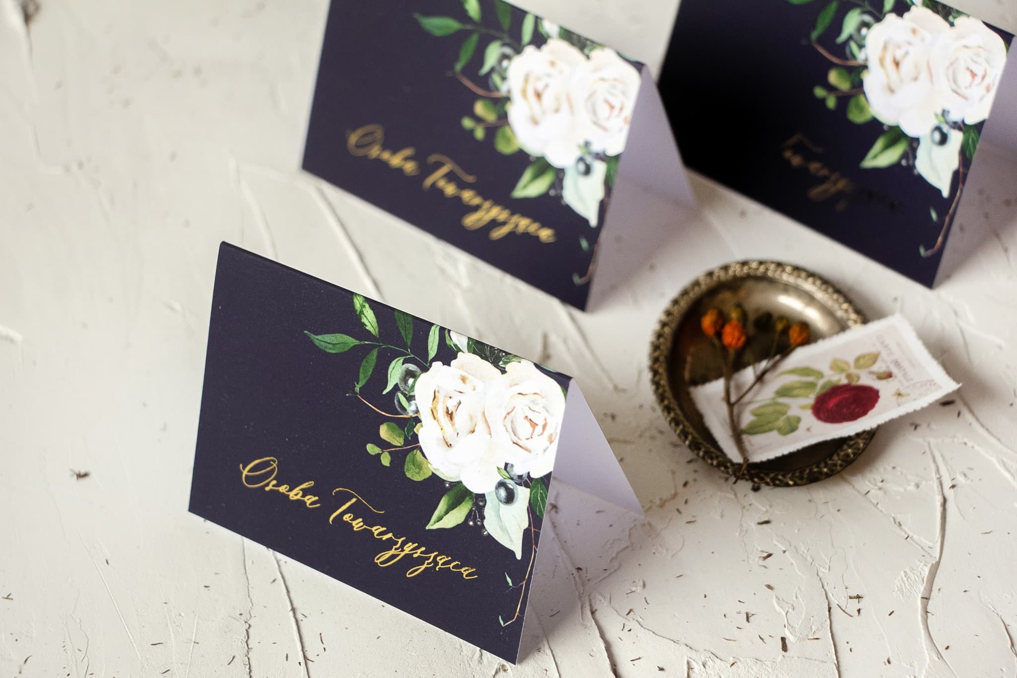 Tischkarten Hochzeit Szafirowe nr 7 – Dunkelblaue Platzkarten mit weißen Blumen