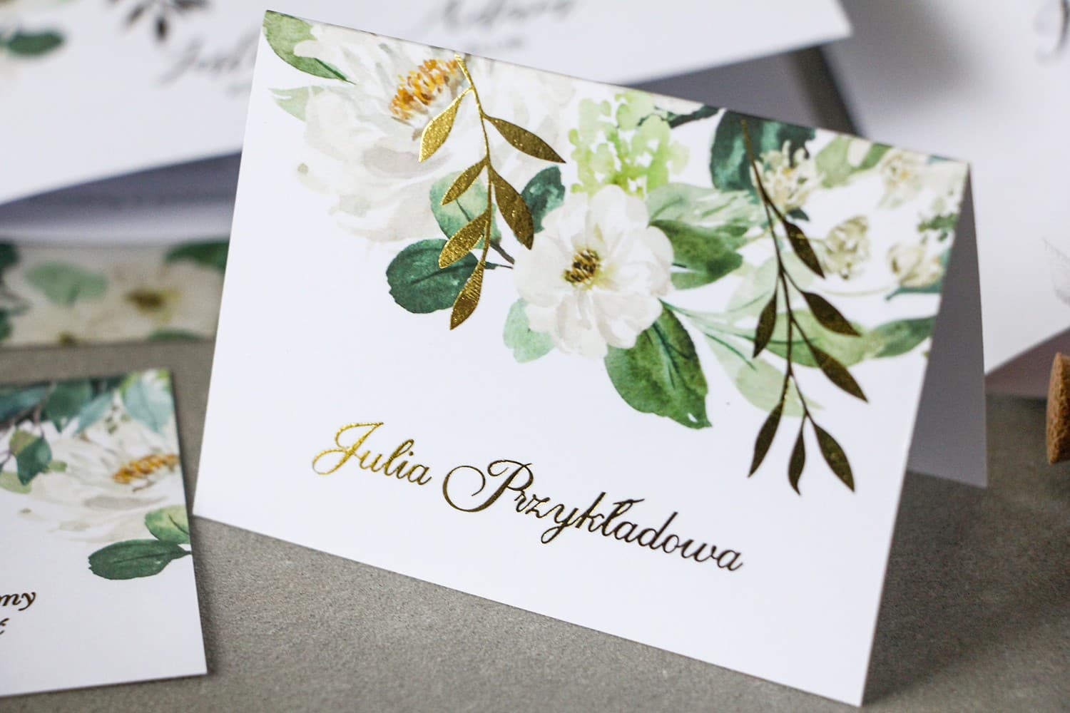 Tischkarten Hochzeit Rubin Nr. 1 – Vergoldete Platzkarten mit weißen Blumen