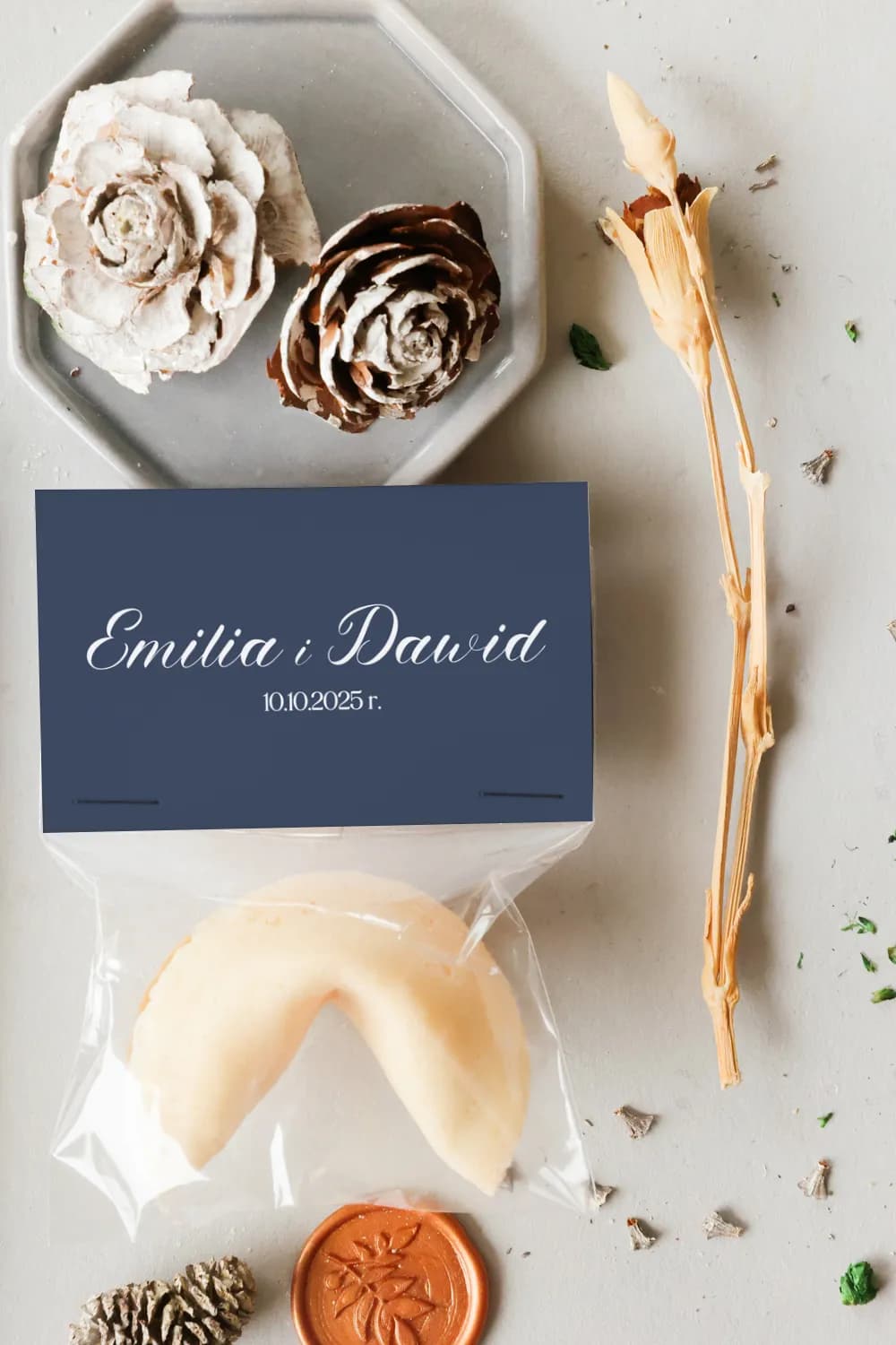 Galleta de la fortuna azul marino en envase transparente para invitados de boda