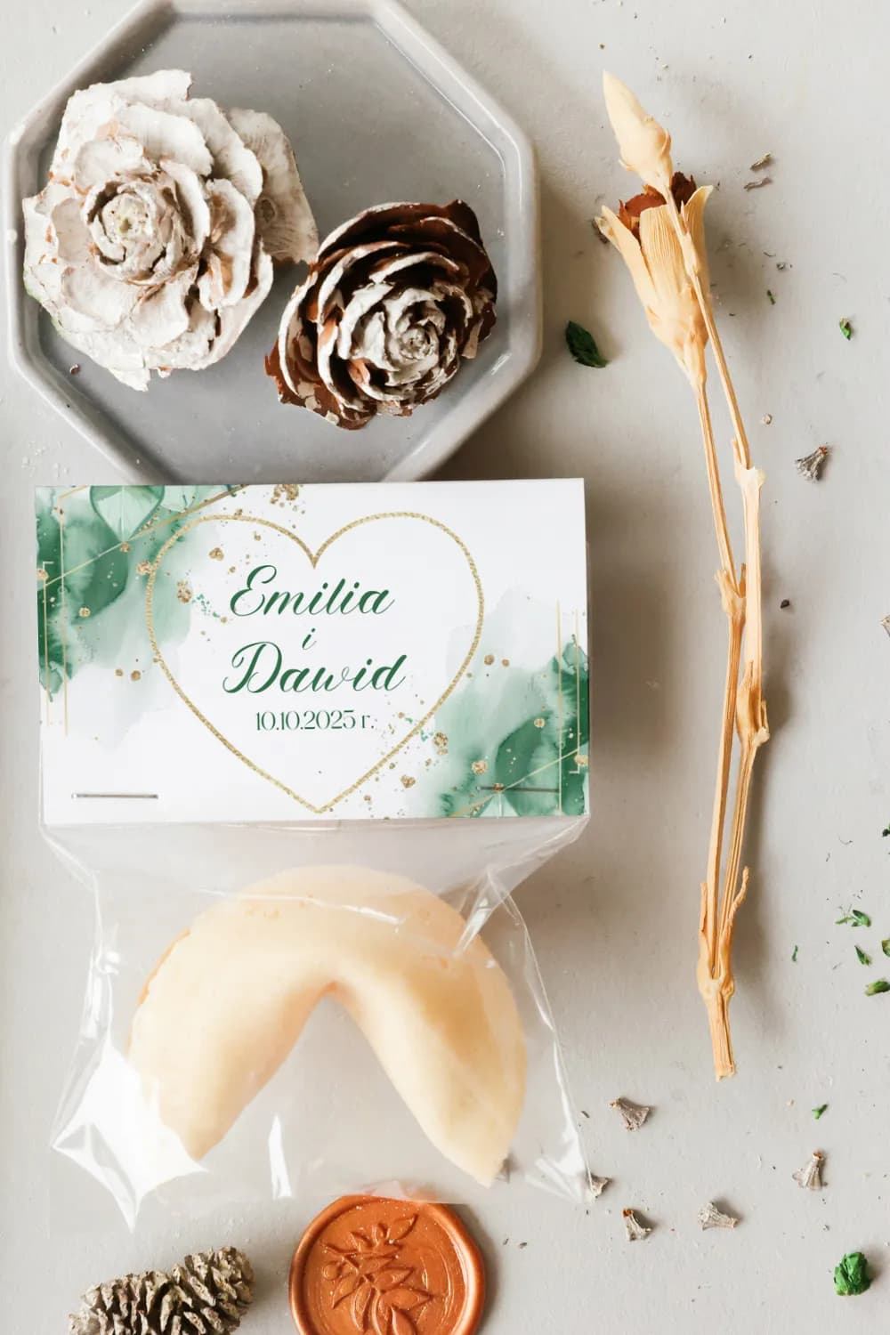 Detalle dulce con etiqueta personalizada en estilo moderno greenery para invitados de boda
