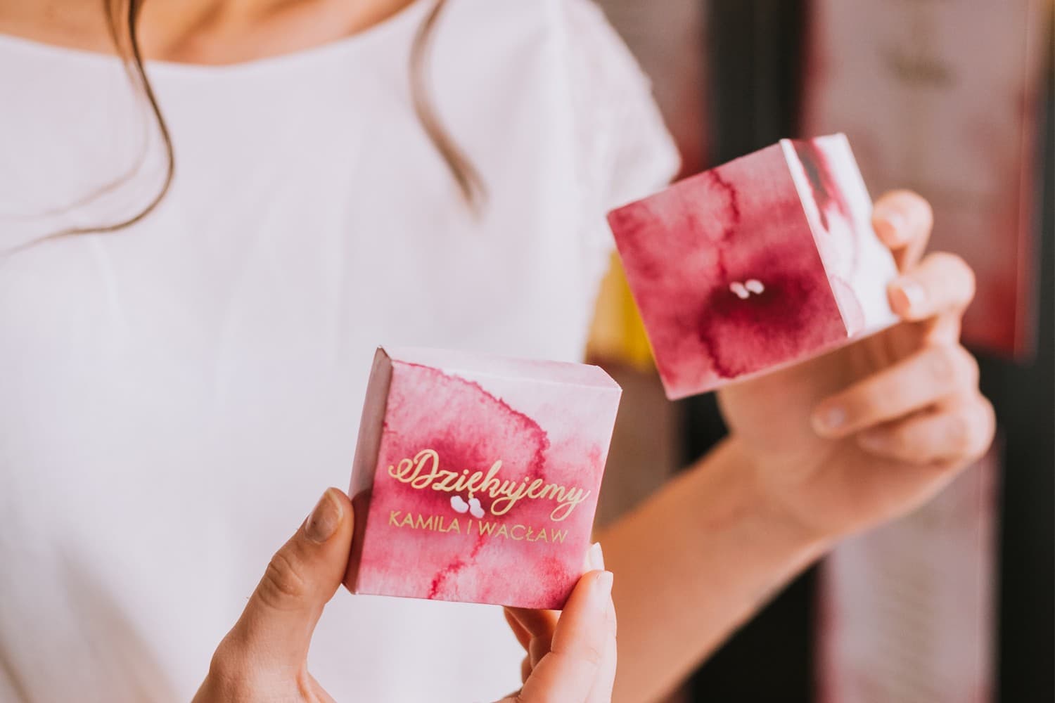 Gastgeschenk-Box für Hochzeitsgäste in Würfelform mit goldener Veredelung