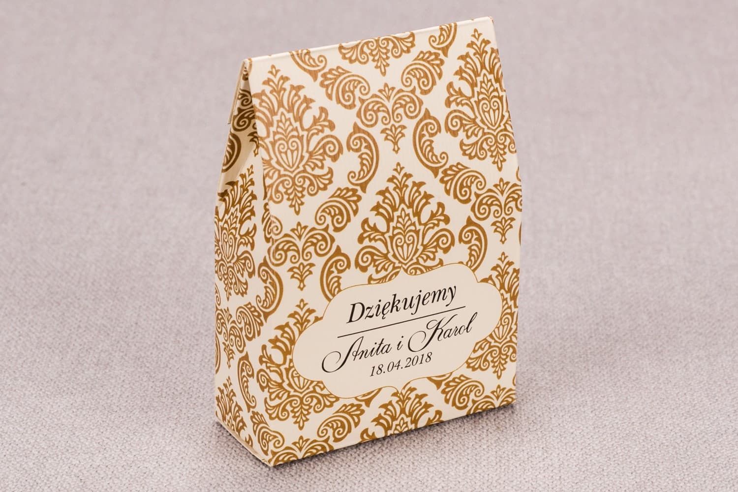 Elegante Gastgeschenk-Boxen mit braunem Ornament und Karamellbonbons | Kollektion Madras Nr. 7