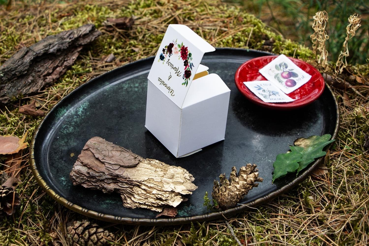 Vergoldete Gastgeschenk-Box für Süßigkeiten. Grafik mit burgunderroten Pfingstrosen und rosa Rosen