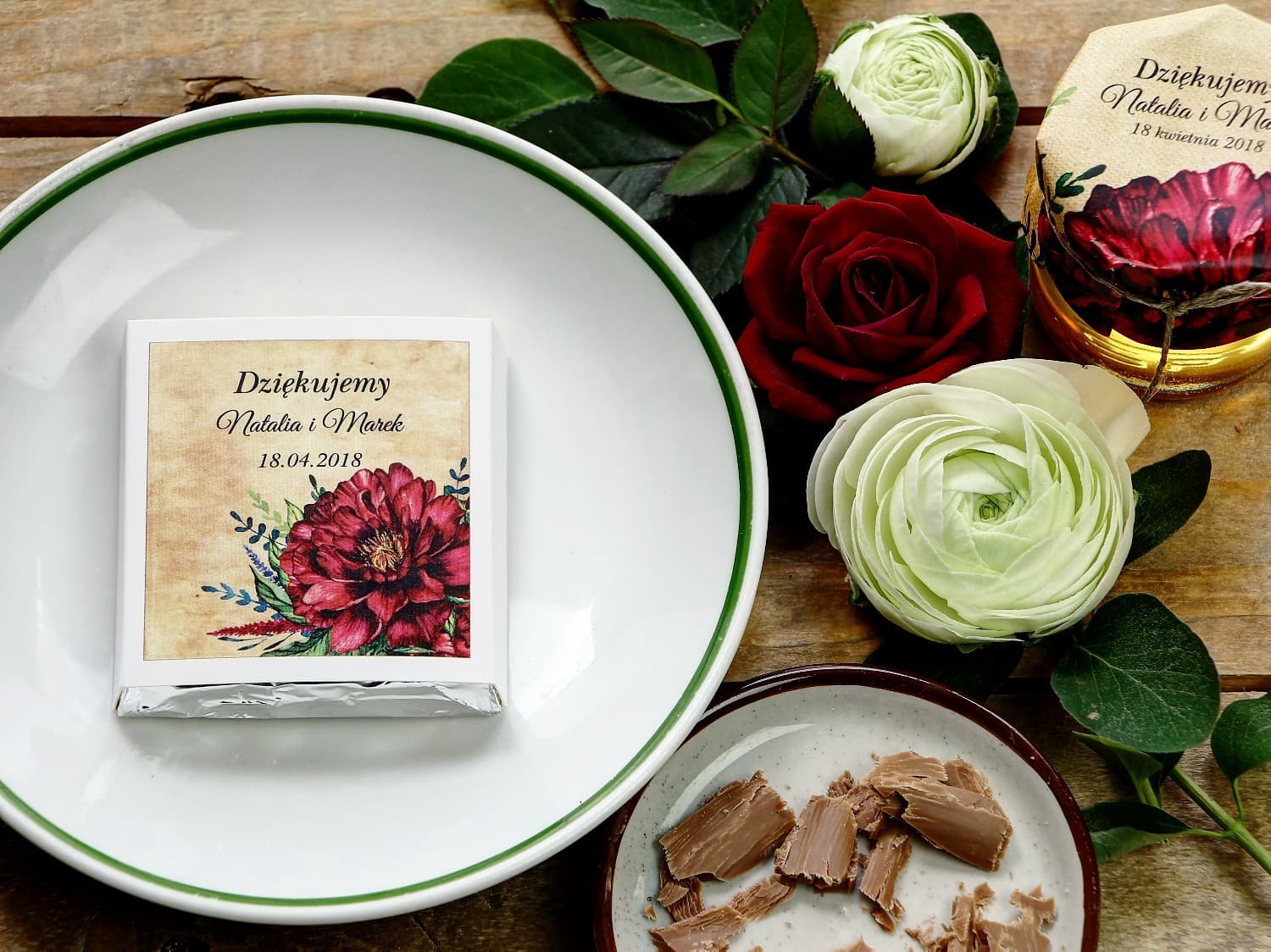 Rustikale Schokolade mit bordeauxroter Pfingstrose | Süßes Gastgeschenk | Karmelowe Nr. 6