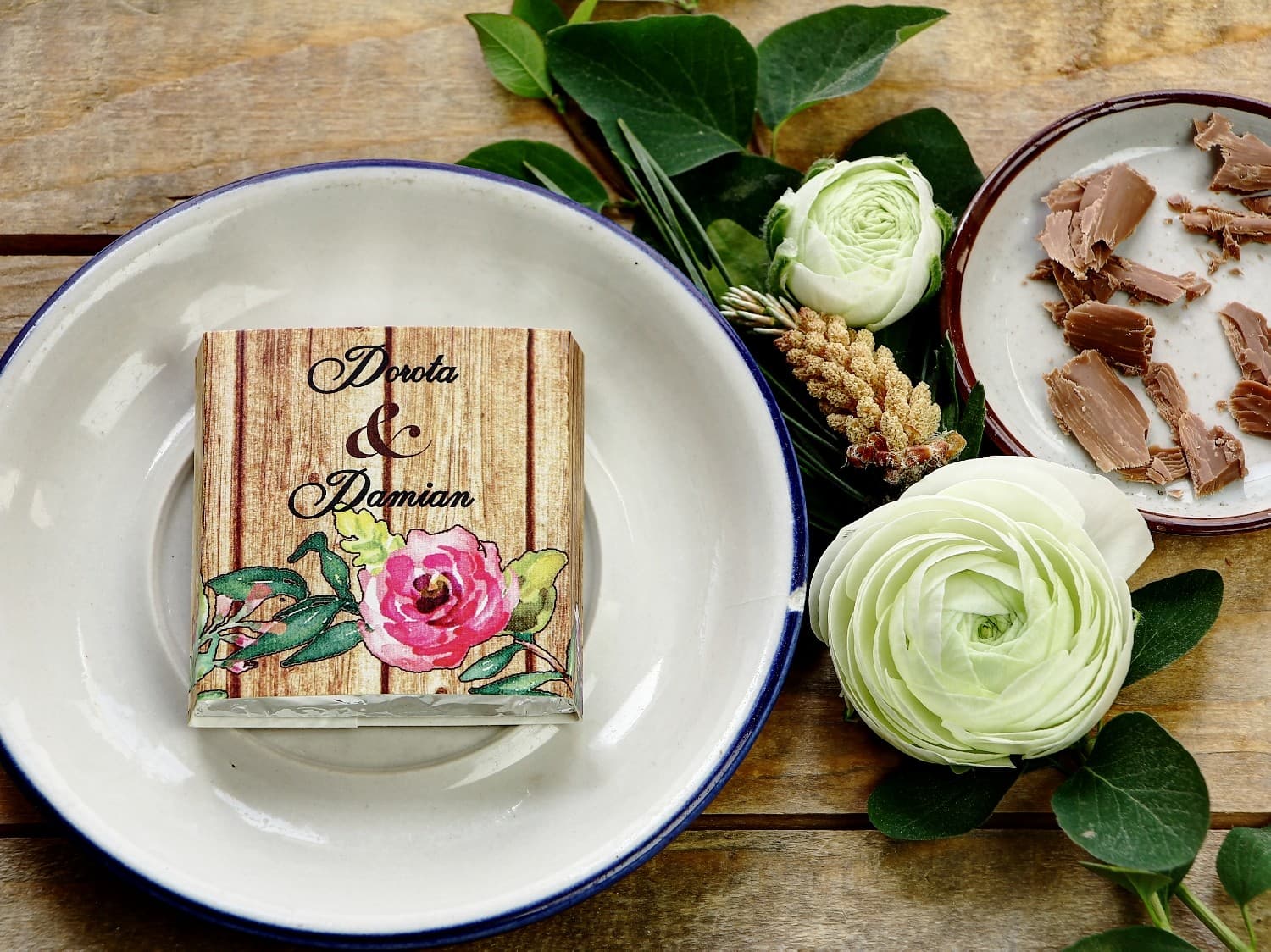 Hochzeits-Schokoladen mit rosa Ranunkeln und Eustoma | Gastgeschenke | Rustikal Nr. 1