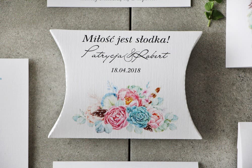 Gastgeschenk Kissenschachtel im Boho-Stil mit Sukkulenten und Pfingstrosen | Kollektion Pistacjowe Nr. 24