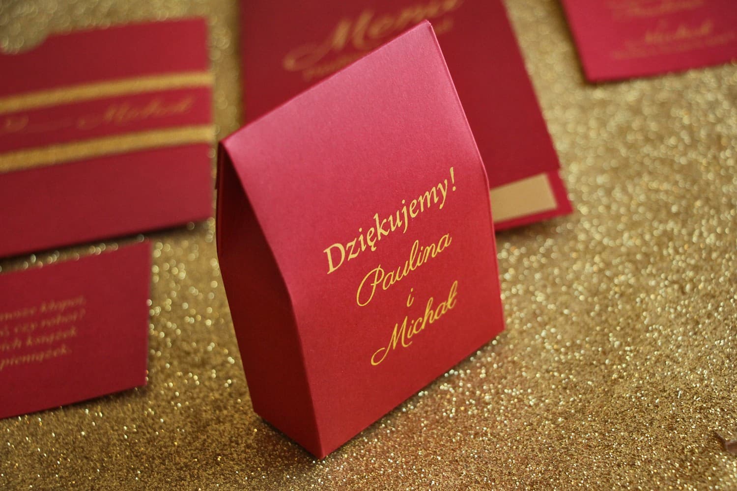 Bordeauxrote Gastgeschenke Schachteln mit Goldprägung | Glamour Süßigkeiten-Boxen | Kollektion Glamour Nr. 2