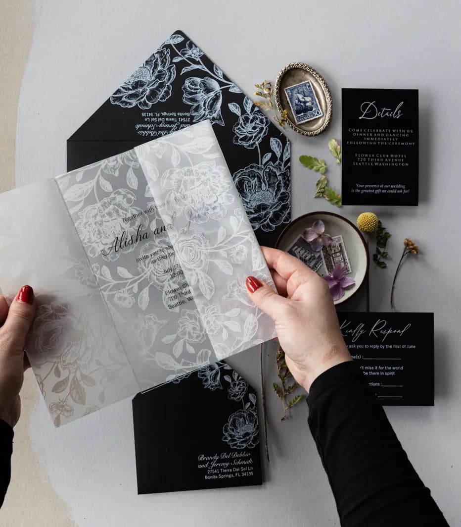 Transparentne zaproszenia ślubne z motywem kwiatowym Glass wedding invitation with white vellum and floral patterns, black envelope