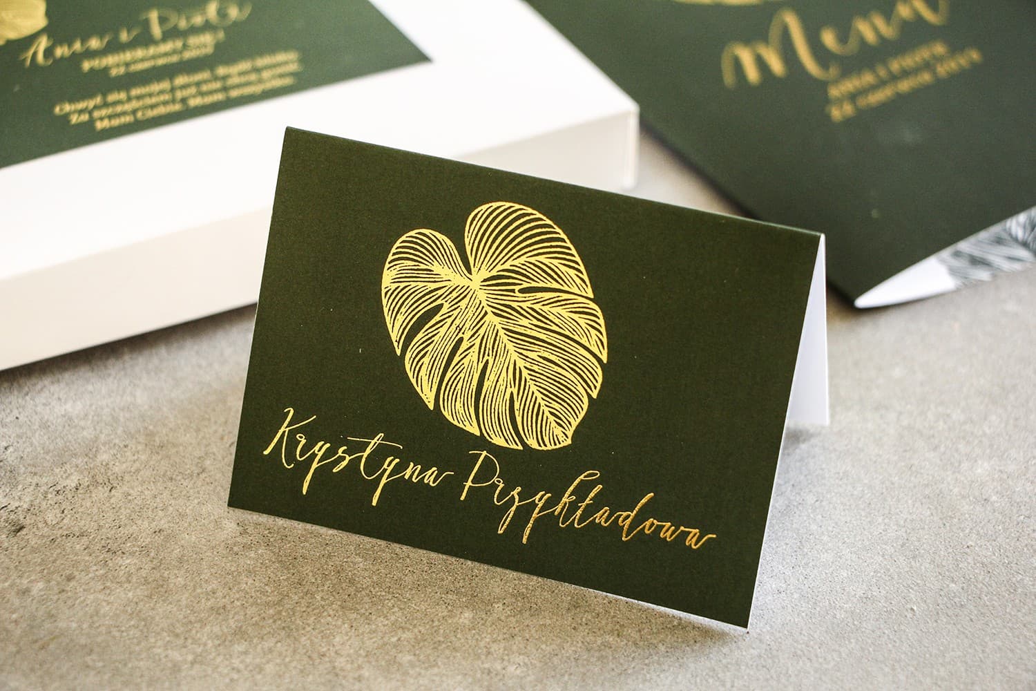 Szafir No. 1 Wedding Place Cards – Gold Foiled Monstera Leaf Table Cards