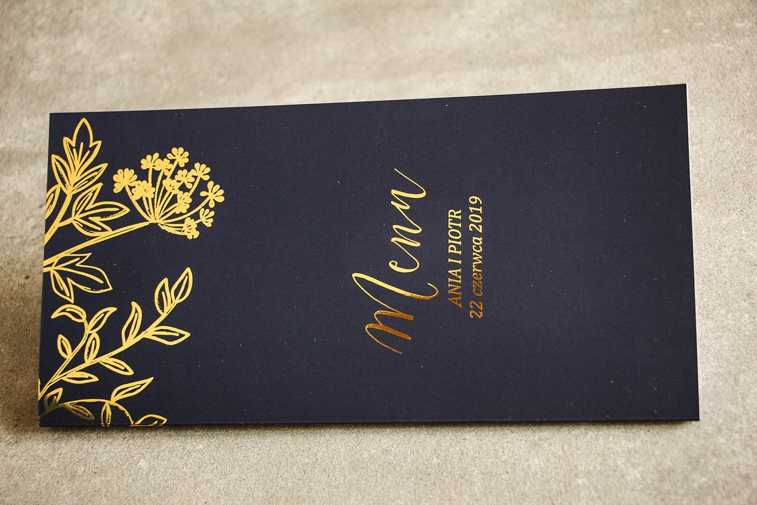 Goldveredeltes Hochzeitsmenü in Dunkelblau | Klappbare Tischdekoration Glamour | Szafir Nr. 2