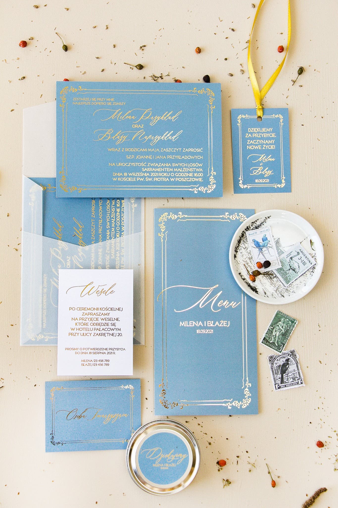 Hochzeitseinladungen Glamour Dusty Blue mit Goldfolie und Transparentumschlag Sand Nr. 1