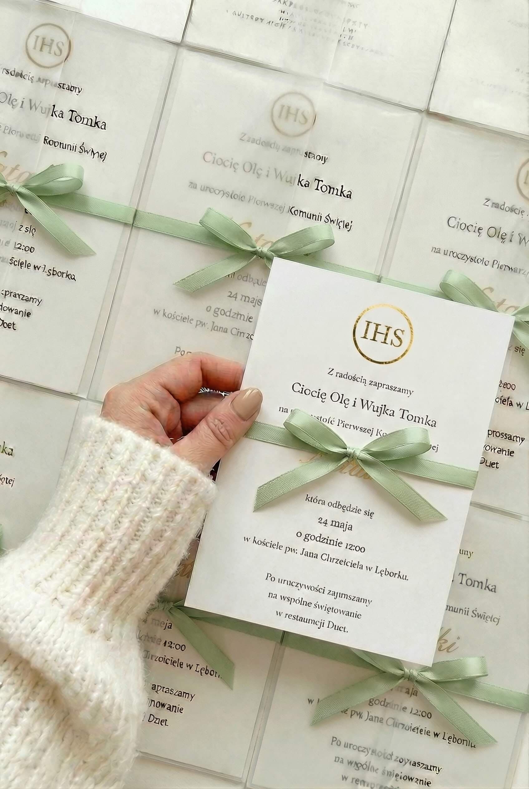 Elegante Kommunionseinladung im Greenery-Stil mit salbeigrüner Schleife und goldenem Druck