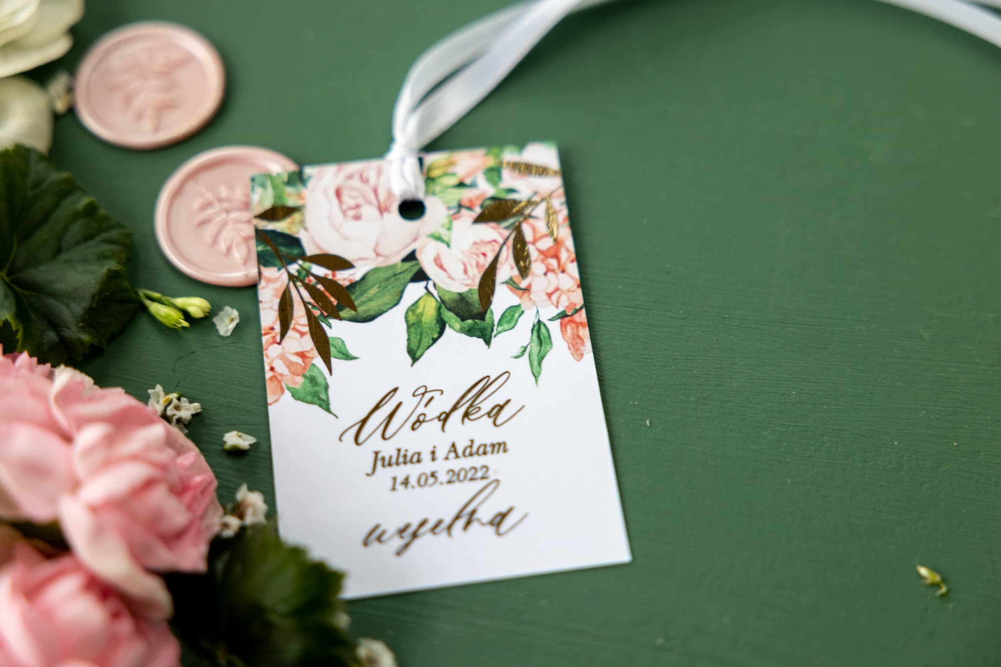 Goldveredelte Flaschenanhänger Rosa Pfingstrosen | Elegante Etiketten | Rubin Nr. 10