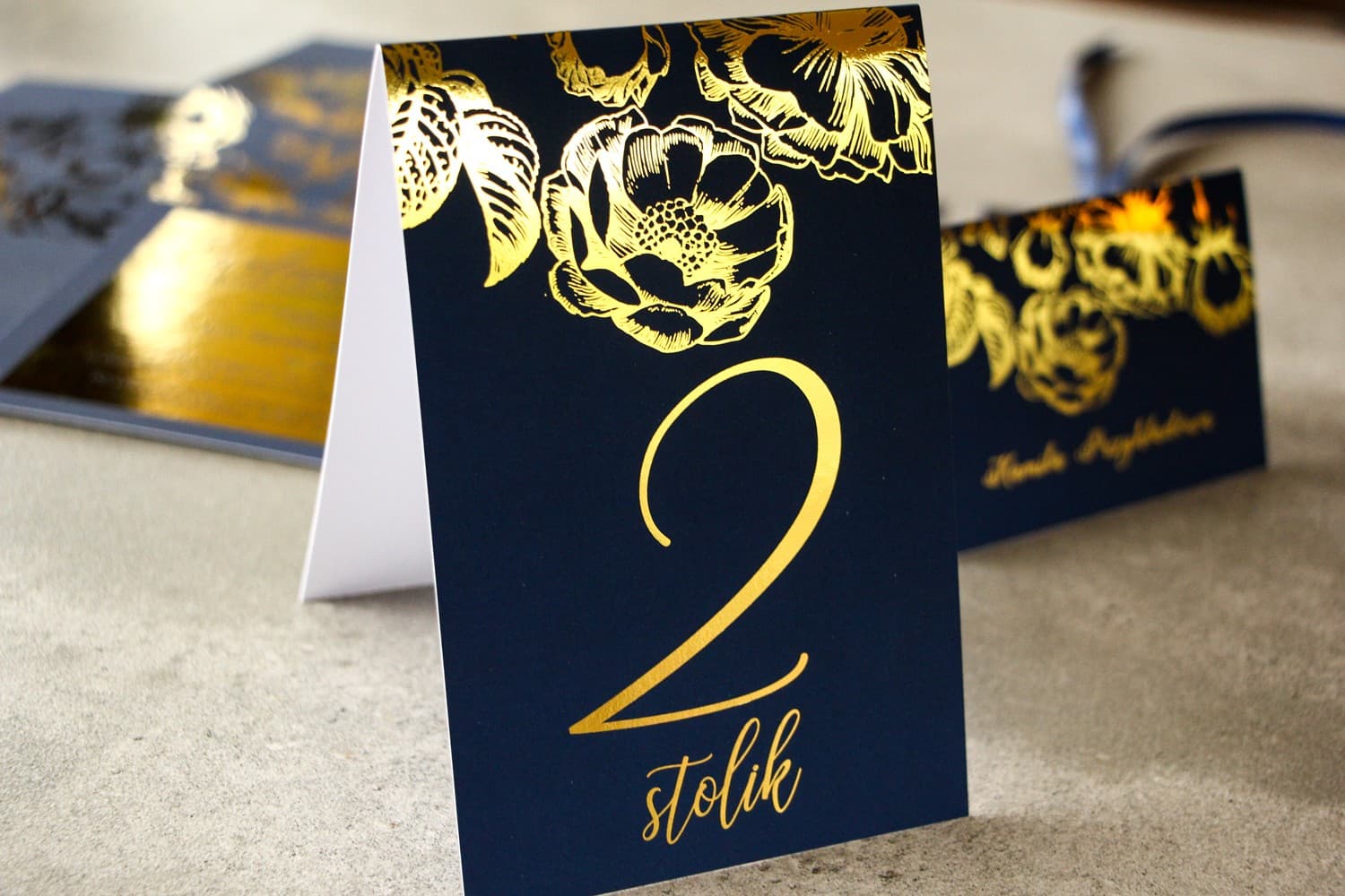 Granatowe Numery na Stół Weselny Złocone Róże | Eleganckie Numerki Glamour | Brilant nr 1