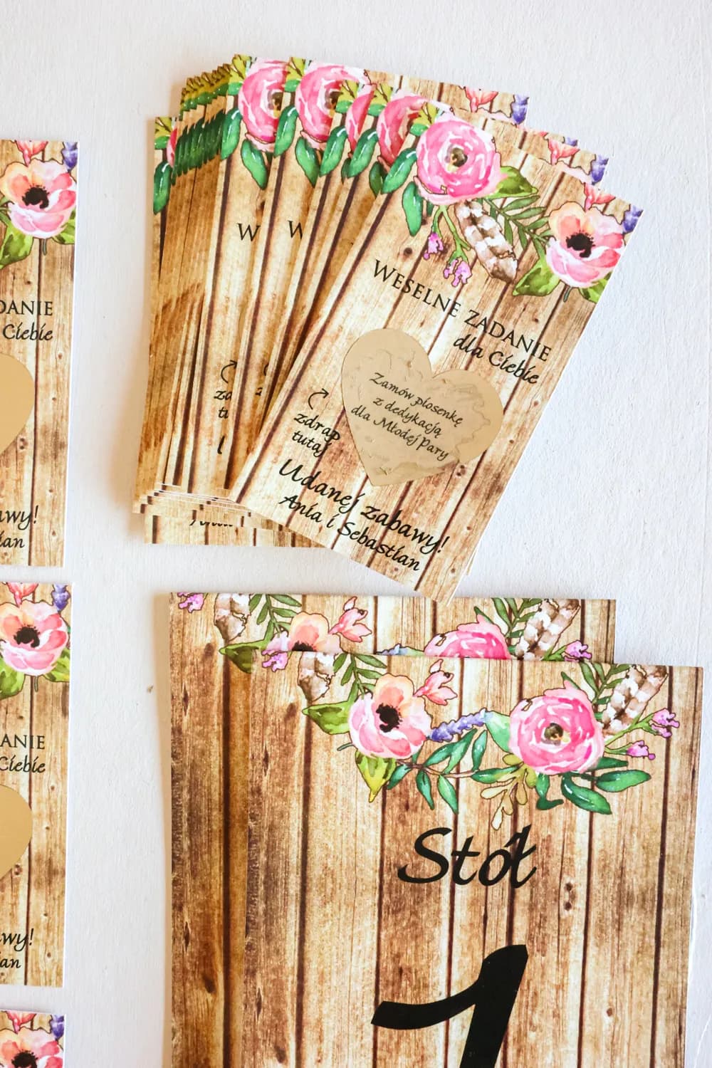 Gratta e vinci con fiori rosa, foglie verdi e legno rustico Gratta e vinci matrimonio con fiori rosa, foglie verdi e sfondo legno