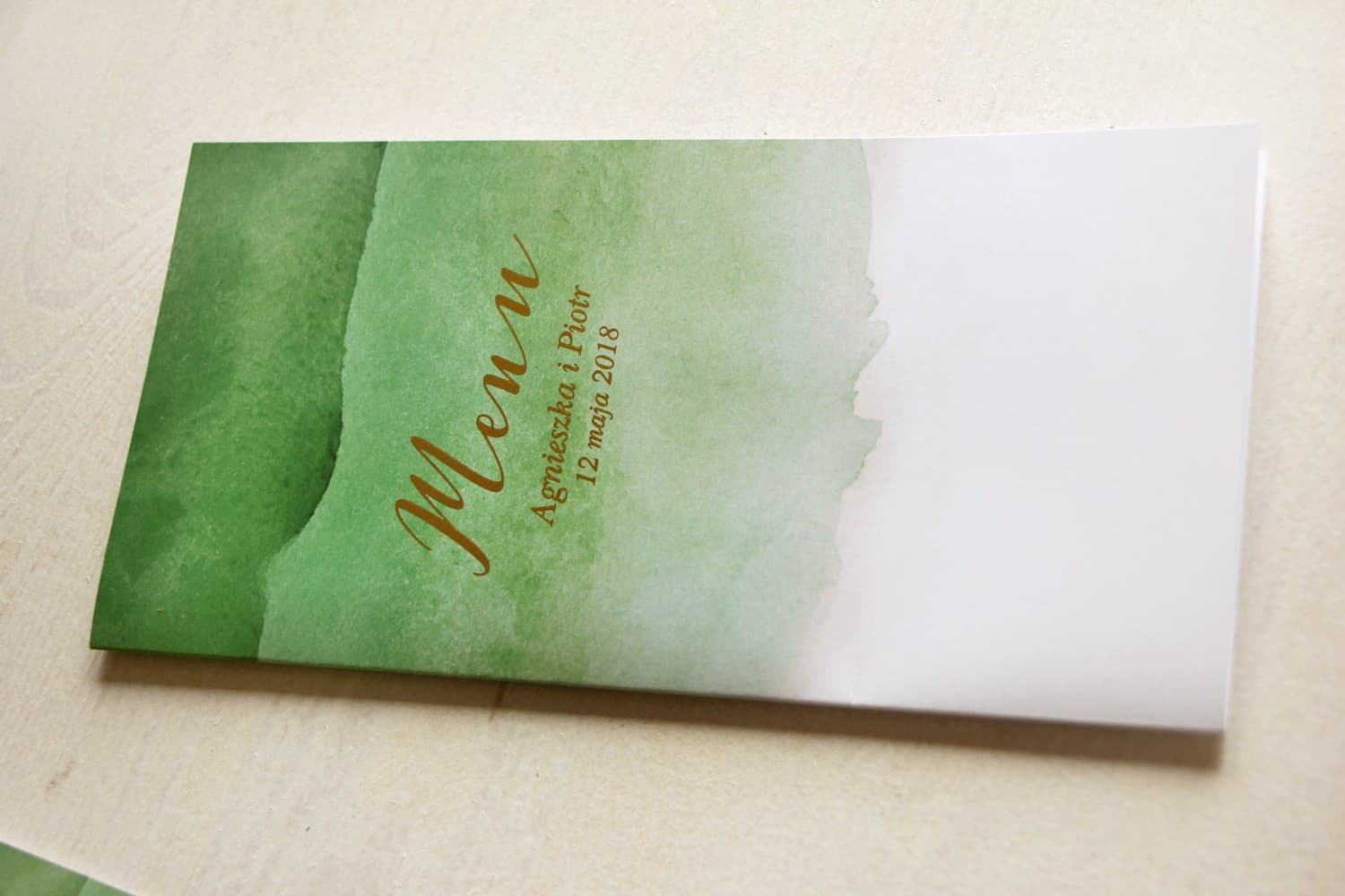 Elegante Hochzeitsmenükarte mit Goldprägung und grünem Aquarell-Hintergrund | Speisekarte | Delfina Nr. 4