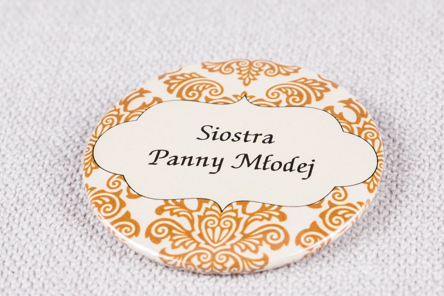 Elegante Ansteckbuttons für Gäste mit Ornament | Personalisierte Hochzeits-Namensschilder | Madras Nr. 7