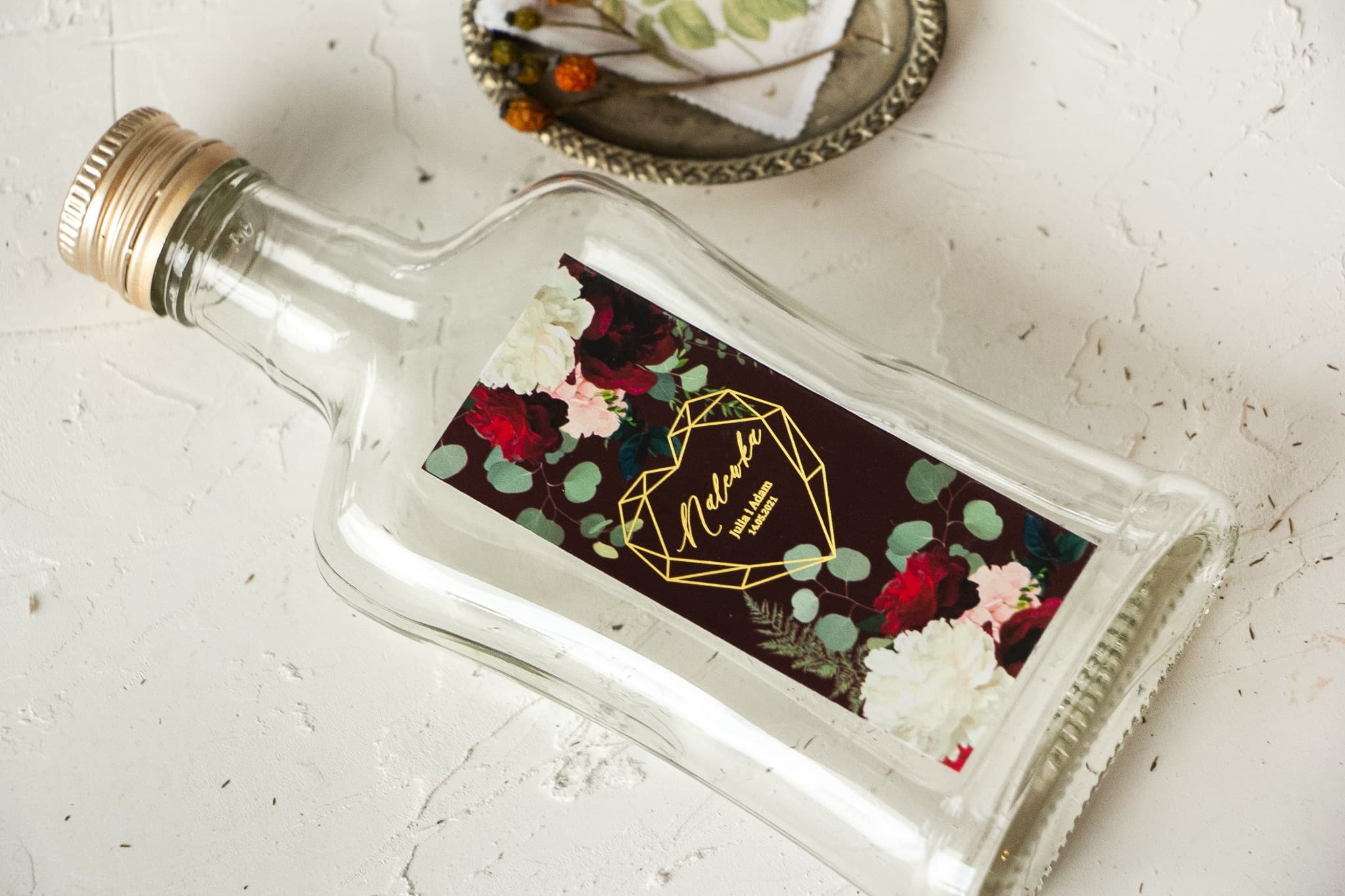 Gastgeschenke Likörflaschen mit roter Rose und Goldprägung Szafirowe Nr. 9