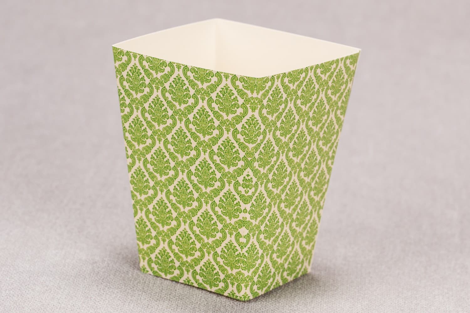 Popcorn-Boxen und Süßigkeiten mit grünem Ornament | Gastgeschenke Hochzeit | Madras Nr. 3