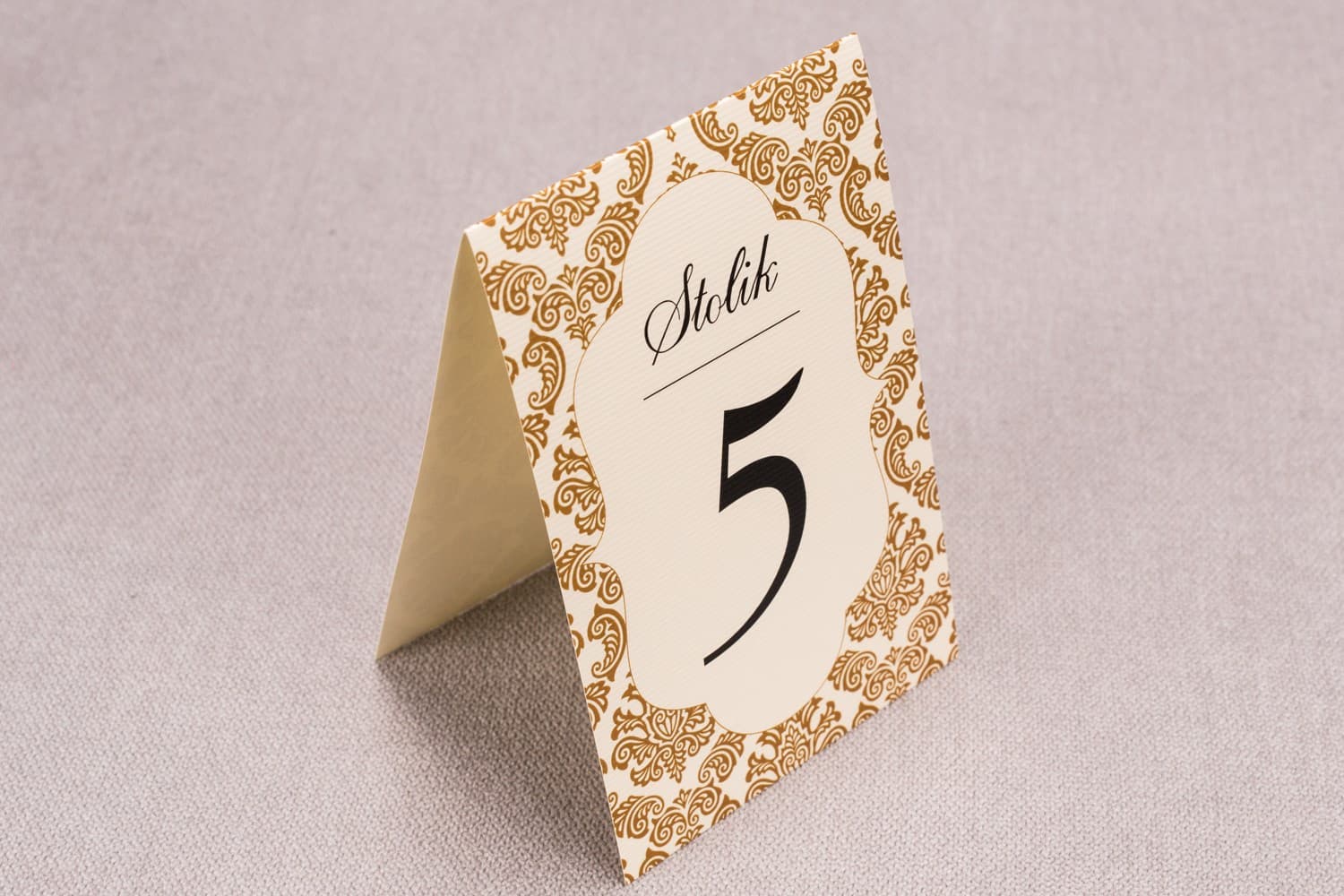 Elegante Tischnummern mit braunen Ornamenten | Personalisierte Hochzeitsaufsteller | Madras Nr. 7