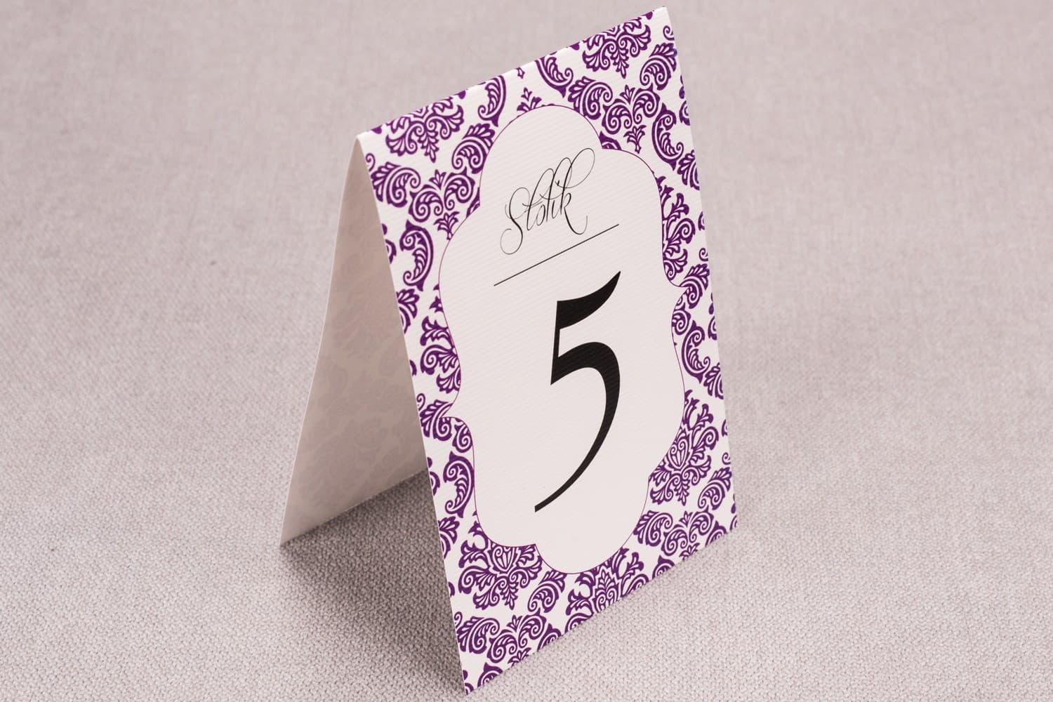 Elegante lila Tischnummern mit Ornament | Aufsteller für Hochzeitstische | Madras Nr. 8