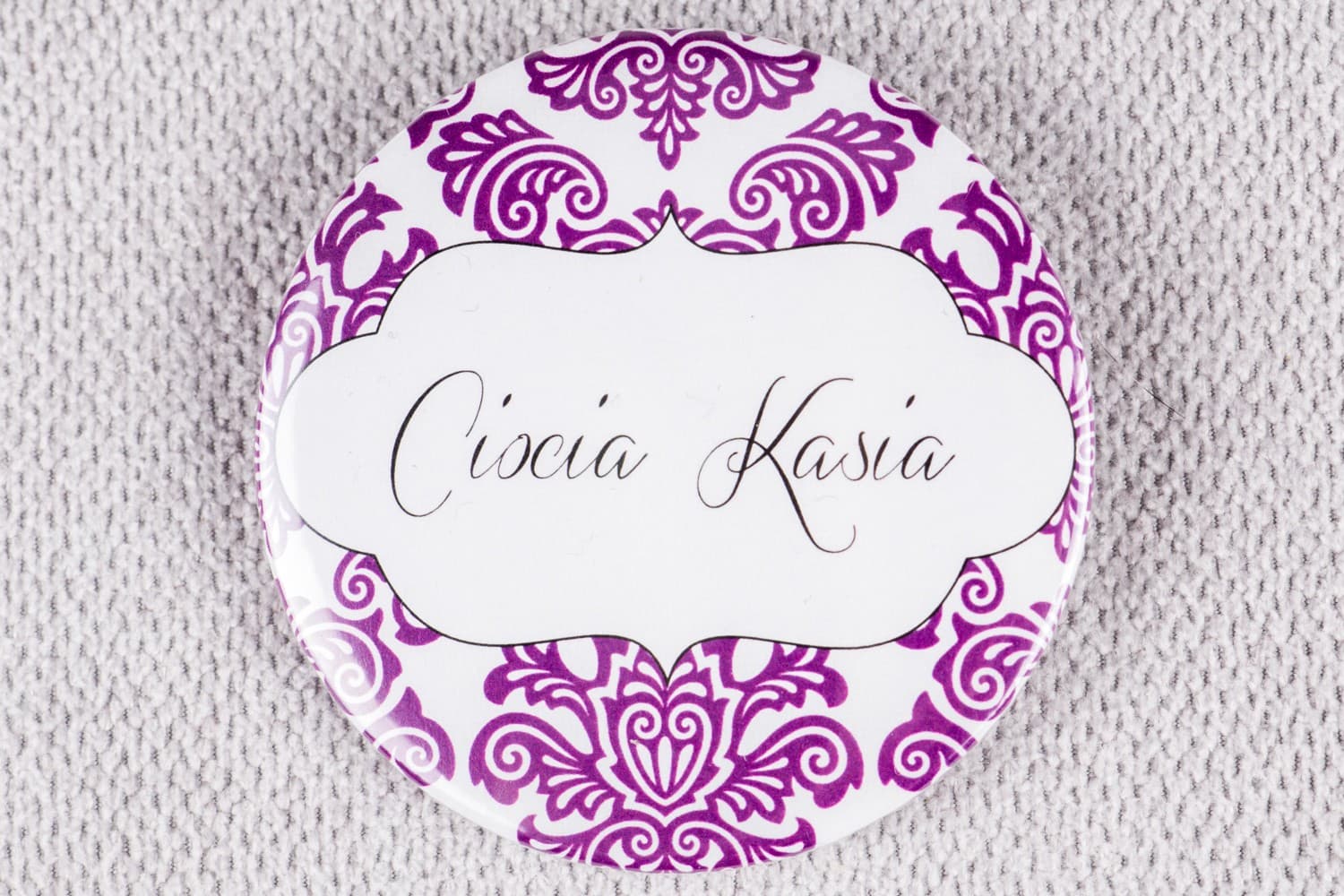 Elegante Ansteckbuttons mit violettem Ornament | Personalisierte Buttons für Hochzeitsgäste | Madras Nr. 8