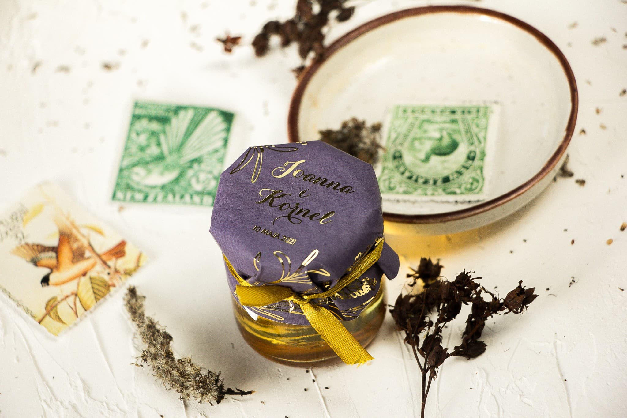 Hochzeitshonig - süßes Gastgeschenk. Lila Haube mit Vergoldung und Lavendelmotiv