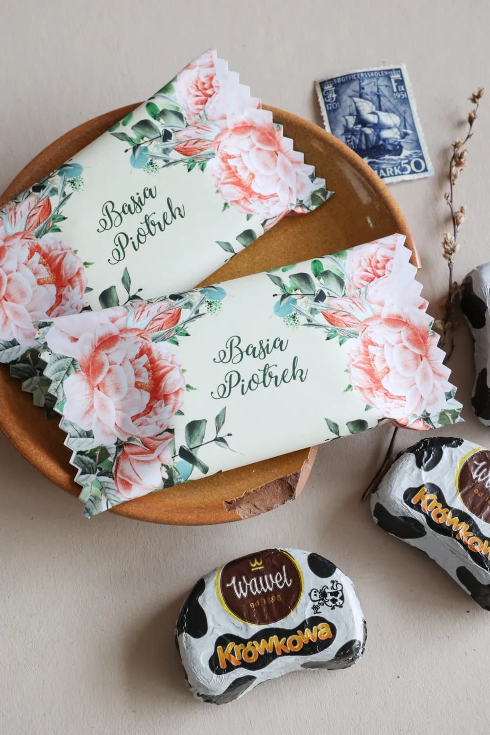 Gastgeschenke Schokolade mit rosa Pfingstrosen und weißen Anemonen Korani Nr. 6