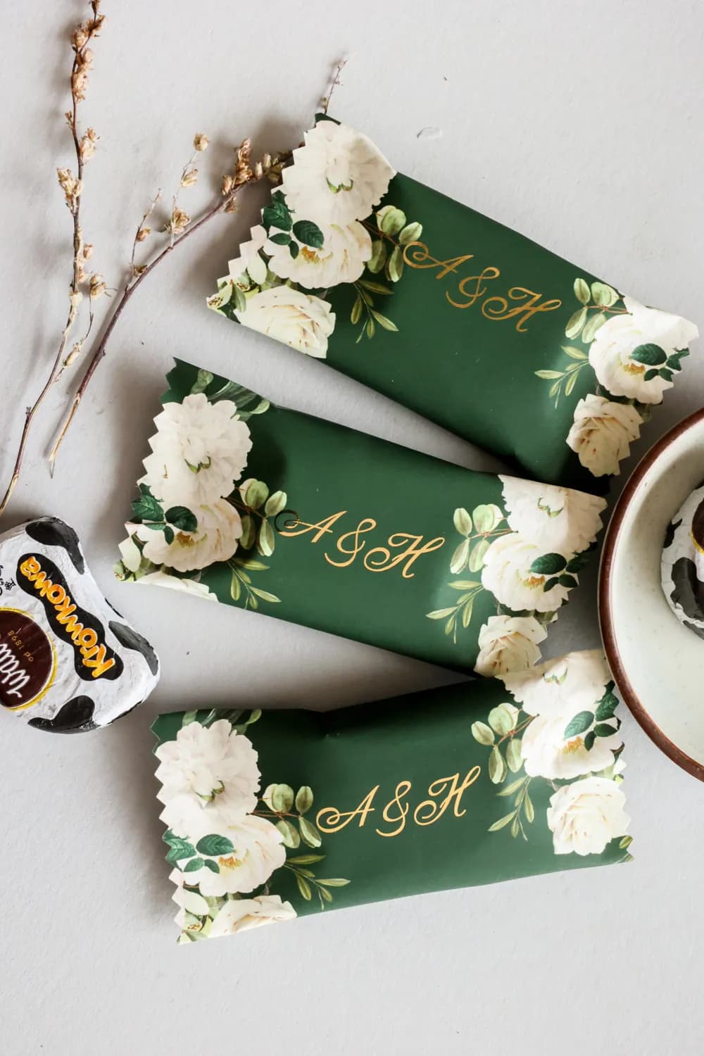 Bonbons mit Initialen, vergoldet, grüne Pfingstrosen | Gastgeschenke, Hochzeits-Schokolade | Szafirowe Nr. 3