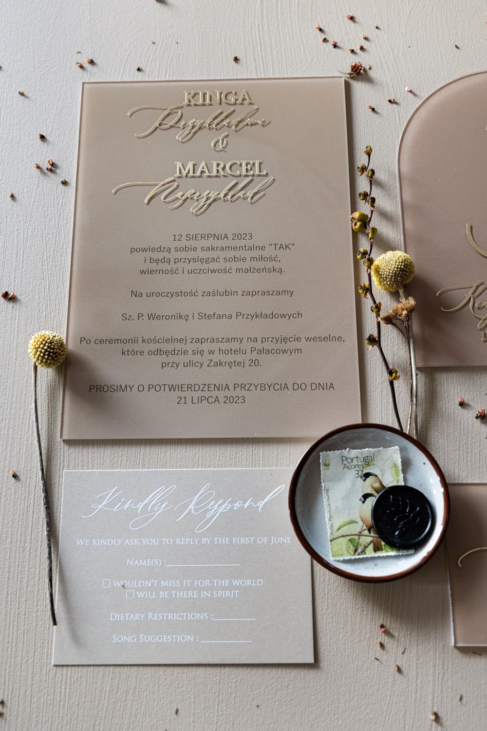 Beige Hochzeitseinladungen auf Glas - Dalia Nr. 3 Moderne Hochzeitseinladungen auf Glas in Beige mit vergoldeten Namen des Brautpaares