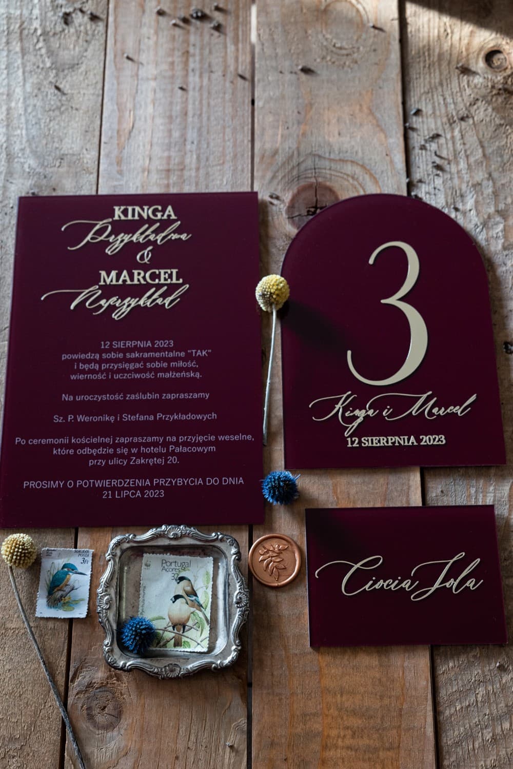 Hochzeitseinladungen aus Glas in Bordeaux mit Goldprägung Dalia Nr. 6 Bordeauxrote minimalistische Hochzeitseinladungen auf Glas mit vergoldeten Namen des Brautpaares