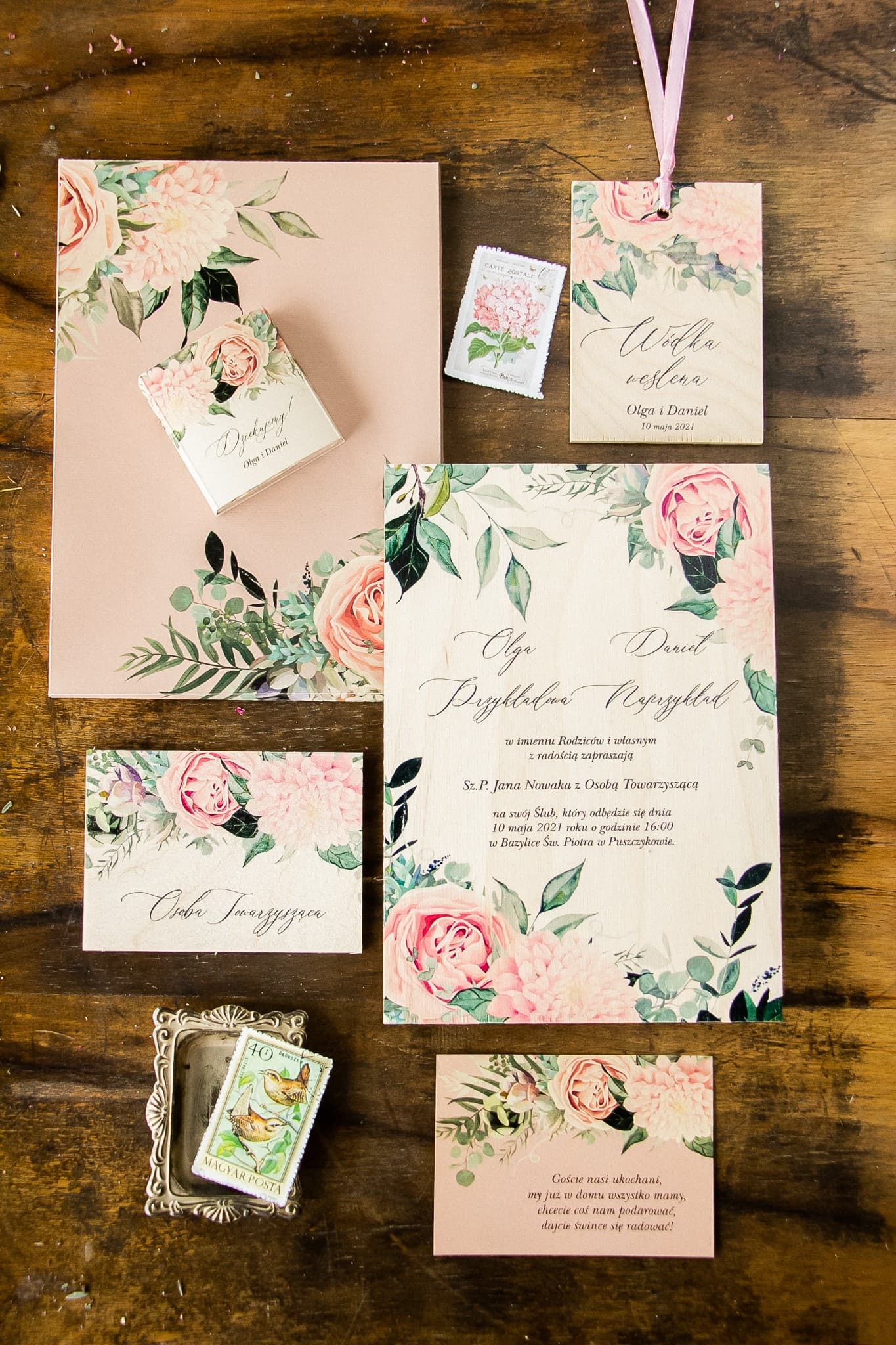 Hochzeitseinladungen auf Holz mit Pfingstrosen-Motiv im Boho-Stil Topaz Nr. 4